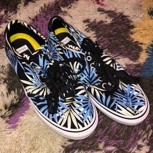 Women’s sz 7.5 Vans ortholite shoes. Look Nice